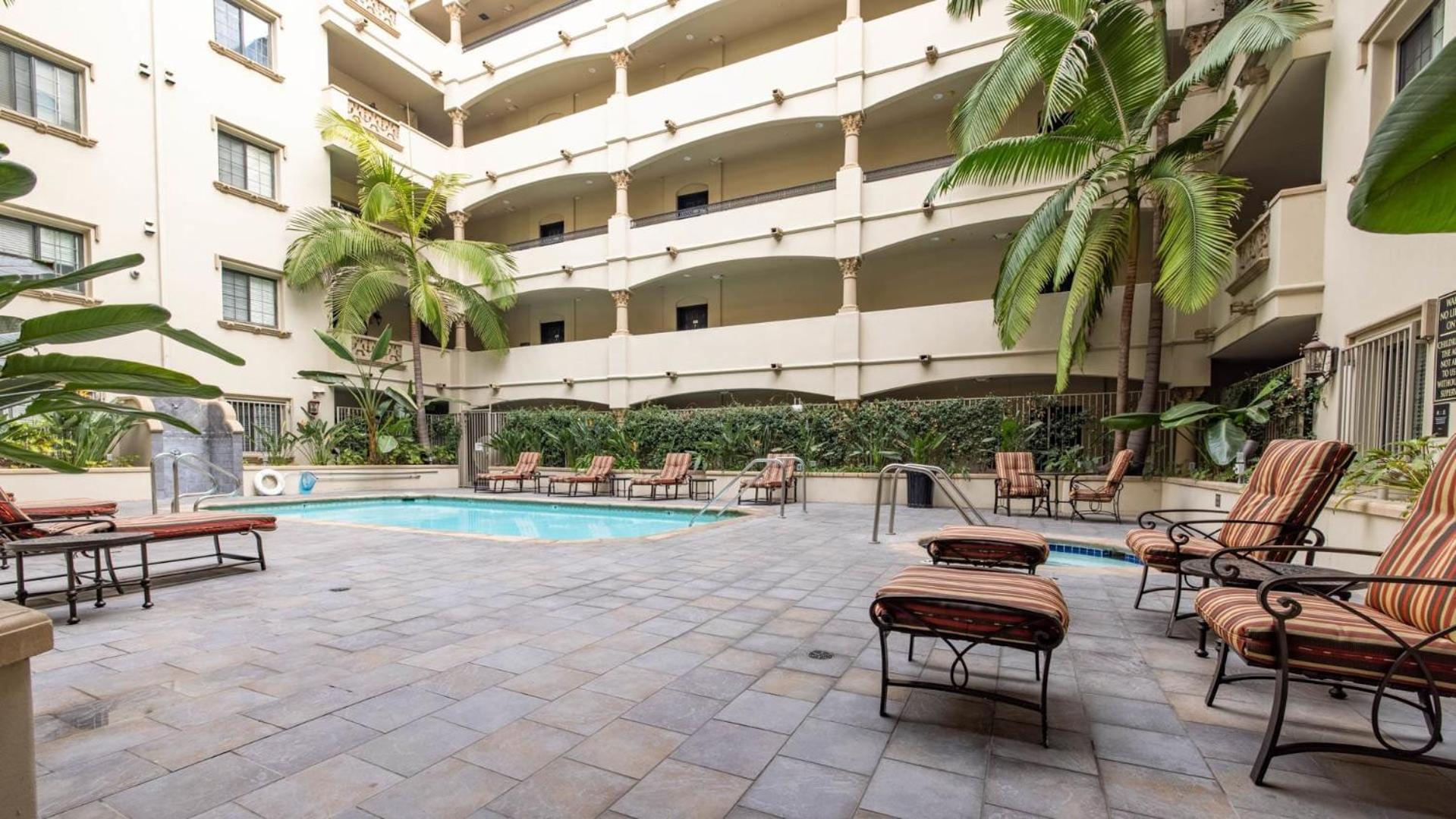 Apartamento In La - 1br With Free Parking, Laundry, Pool